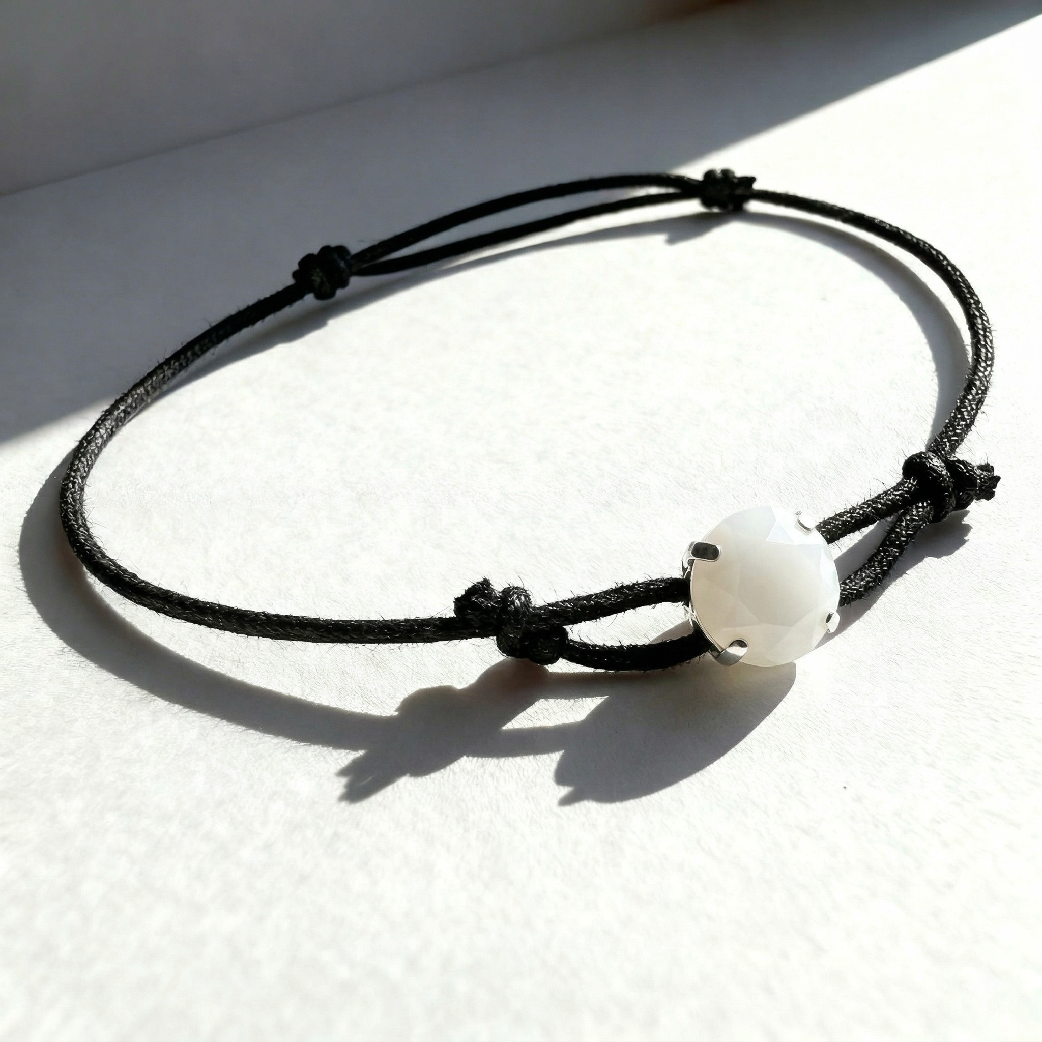 Bracciale Cabochon con gemma luminosa su laccetto in cotone cerato