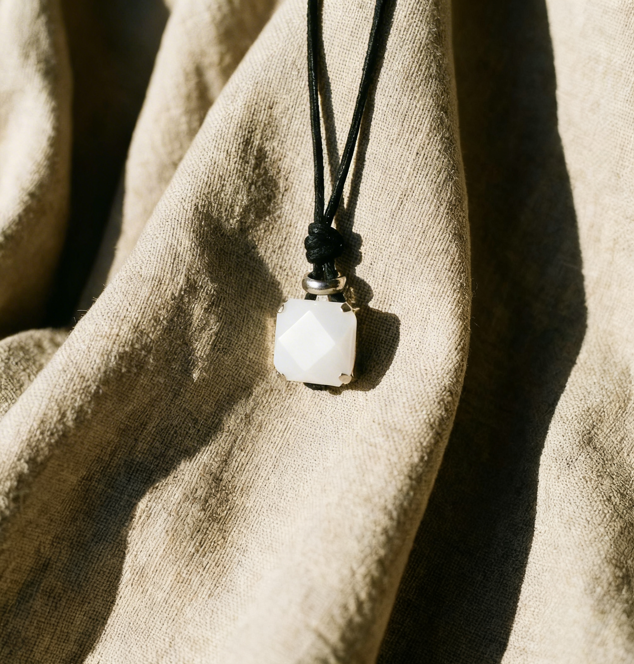 Collana Carré in corda della linea Essence con gemma luminosa quadrata