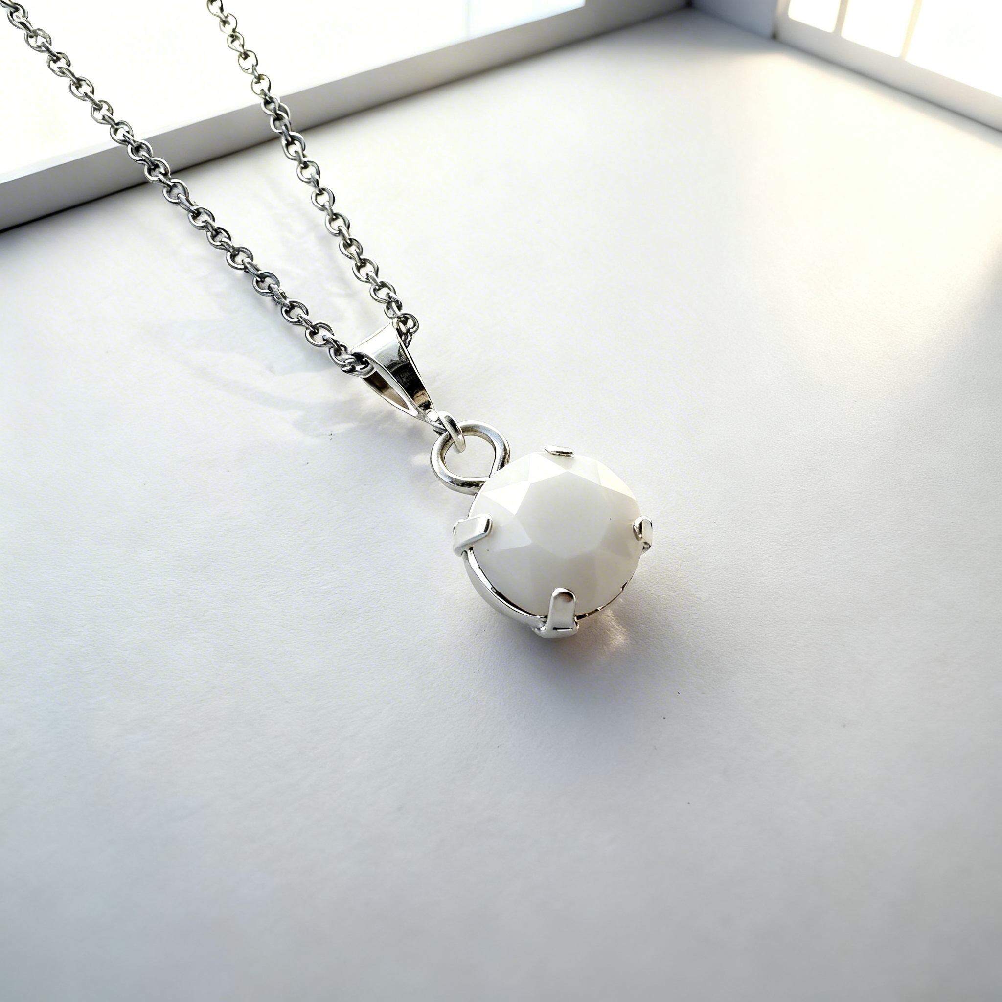 Collana Cabochon in argento della linea Essence con gemma luminosa