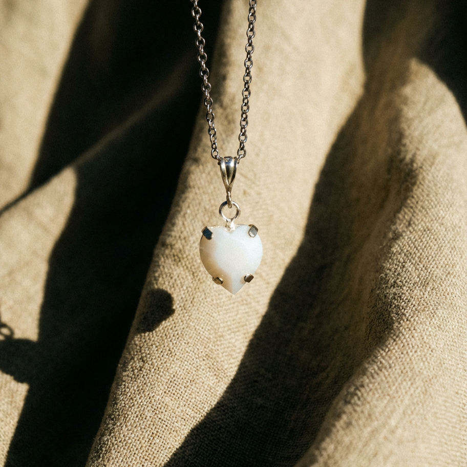 Collana Cuore della linea Essence con gemma a forma di cuore, finitura lucida